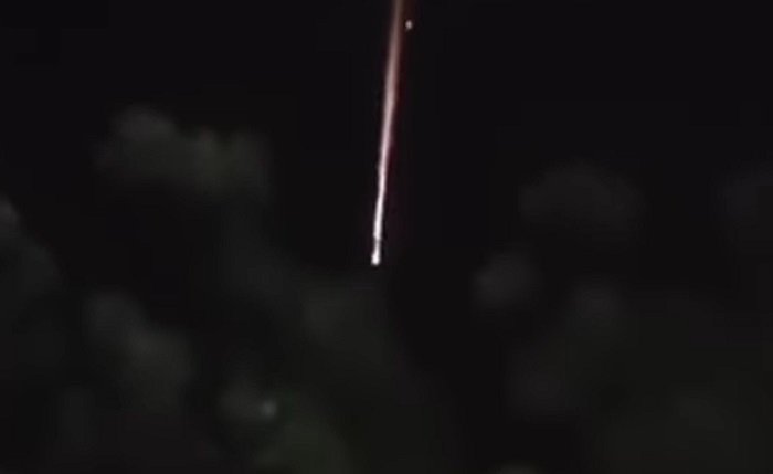 Benda diduga meteor jatuh melintas di langit Sungai Lilin Banyuasin