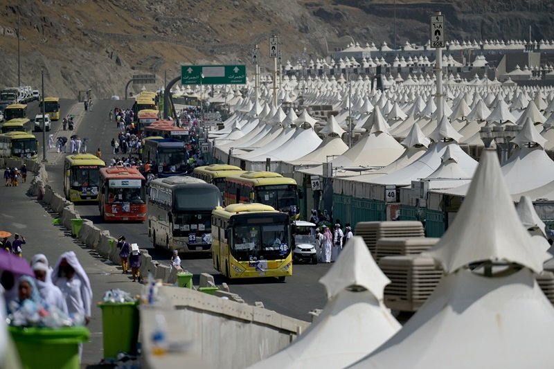 sejumlah bus yang membawa jamaah haji indonesia melintas menuju makkah di mina, makkah, arab saudi, selasa (18/6/2024).