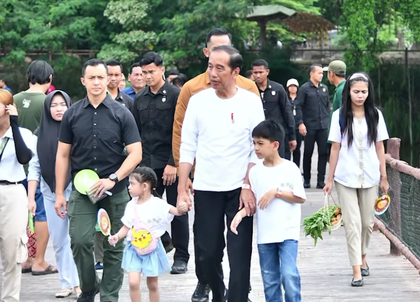 joko widodo momong cucu