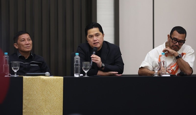 Ketua Umum PSSI Erick Thohir dan PT LIB saat konpers mengenai Lisensi Klub di Menara Danareksa, Jakarta, Kamis (20/6)