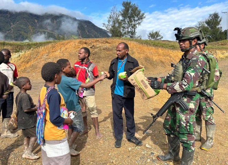 Kostrad bagi sembako di Papua