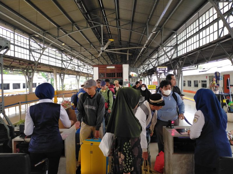 Pemudik di stasiun kereta api jakarta