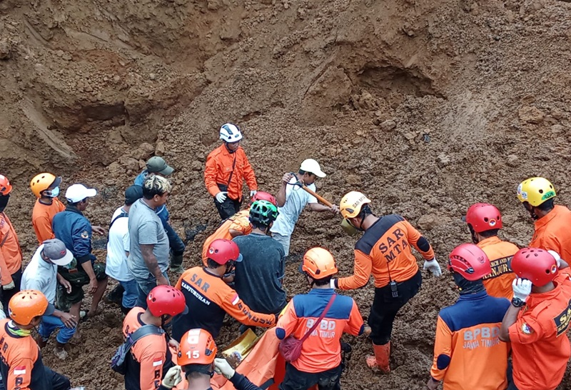 Pencarian korban longsor Lumajang