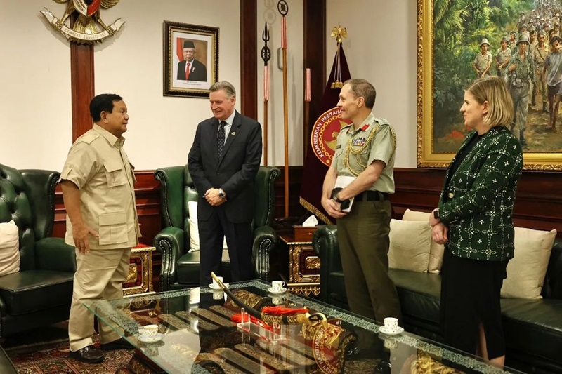 Menteri Pertahanan RI Prabowo Subianto menerima kedatangan Duta Besar New Zealand untuk Indonesia H.E. Mr. Kevin Burnett beserta pendamping, di kantor Kemenhan, Jakarta. [Gambar : Dokumen Pribadi Prabowo]