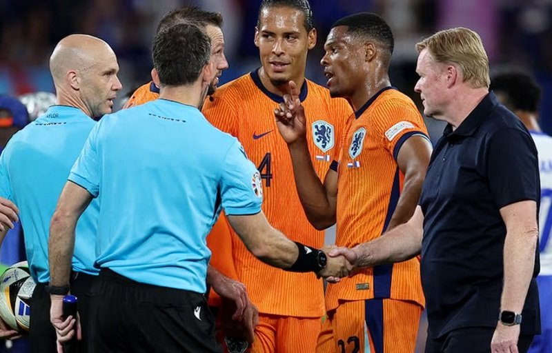 Ronald Koeman dan skuad Timnas Belanda saat berbincang dengan wasit di laga melawan Prancis