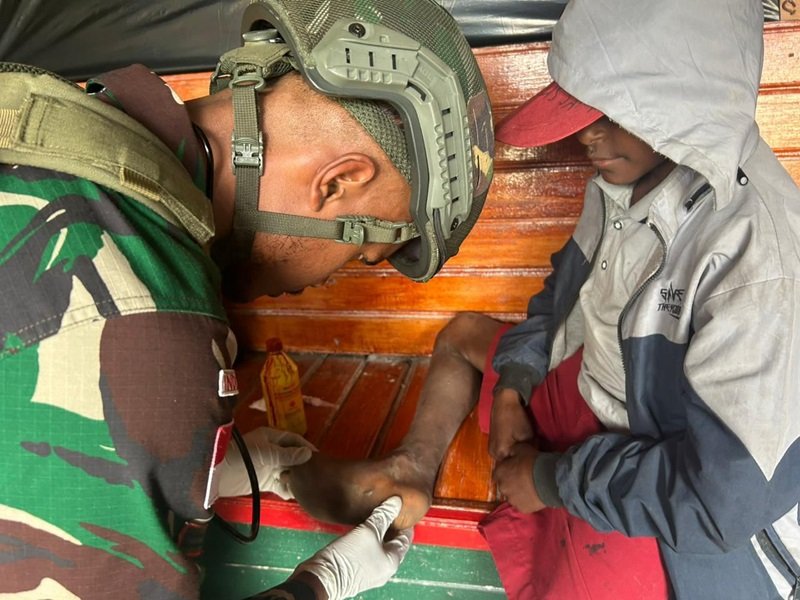 tni lakukan pengobatan keliling di bilogai