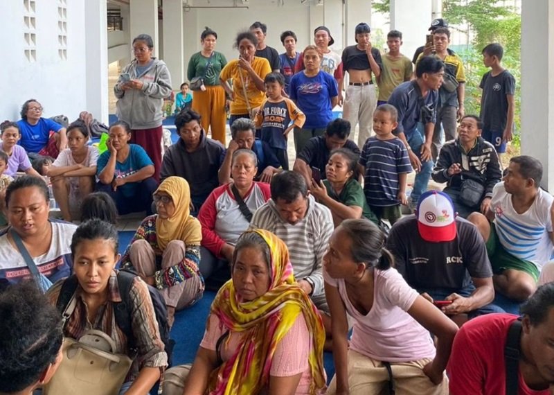 Warga kampung bayam