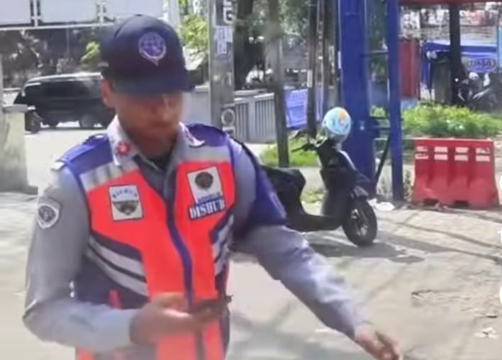 Petugas Dishub karawang