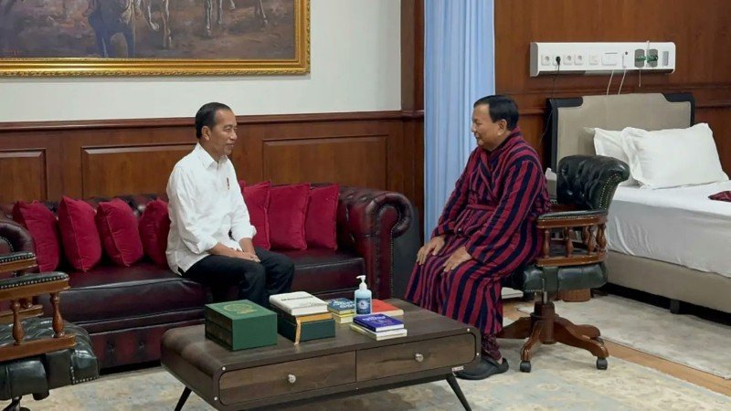 presiden jokowi saat menjenguk menhan prabowo subianto