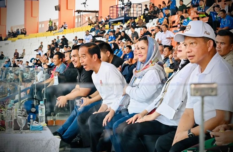 Presiden Jokowi saat menyaksikan laga perdana Piala Presiden 2024