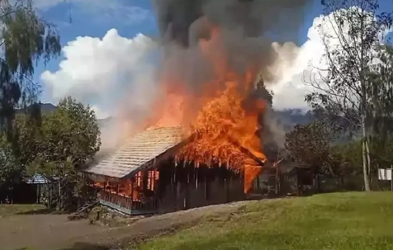 sekolah yang dibakar teroris papua