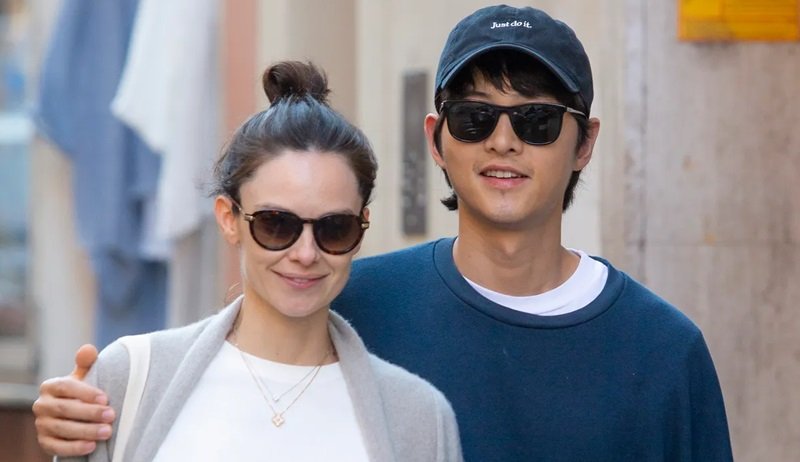 Song Joong Ki dan Katy Louise Saunders