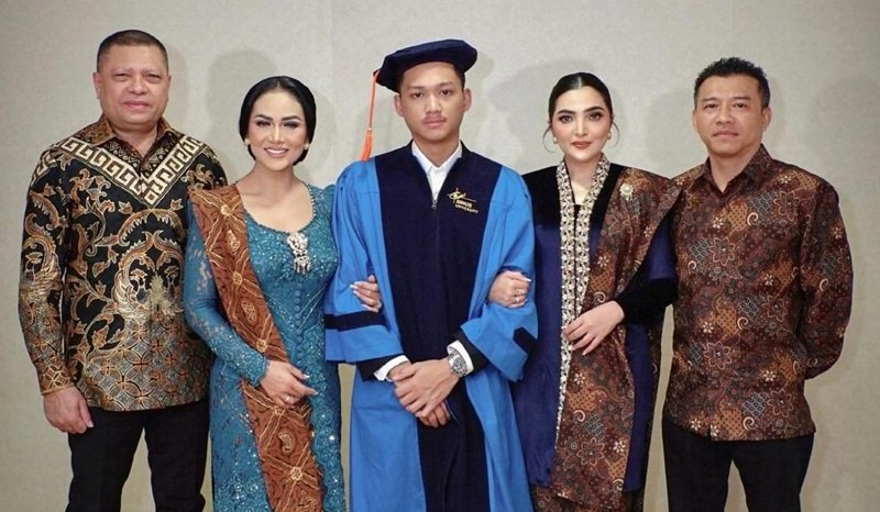 Wisuda Azriel Hermansyah