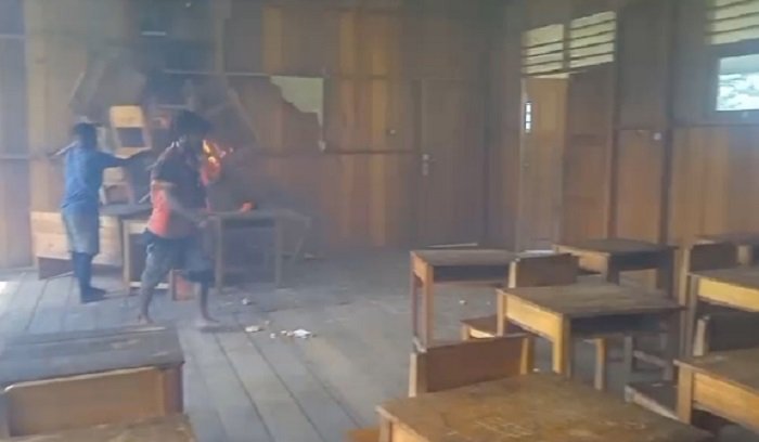 pelaku pembakaran sekolah di papua