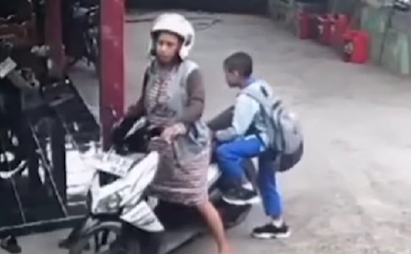 CCTV Emak-emak lupa bonceng anak