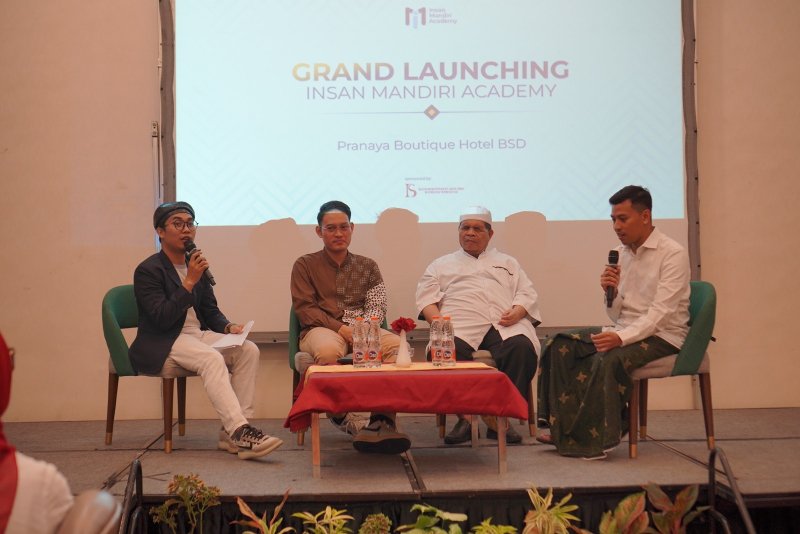 Resmi Dilaunching, Insan Mandiri Academy Siap Cetak Talent Digital yang Profesional dan Mandiri HOLOPIS.COM, JAKARTA - Yayasan Insan Mandiri Nusantara (IMAN) dengan bangga mengadakan acara grand launching Insan Mandiri Academy, yang berlangsung di Ballroom Pranaya Boutique Hotel BSD Tangerang, Banten, pada Sabtu (10/8) lalu. Ini merupakan inisiatif inovatif yang bertujuan mencetak talent digital yang profesional dan mandiri. Acara dibuka dengan sambutan hangat dari perwakilan yayasan, yang menjelaskan visi dan misi IMAN dalam membangun generasi mandiri dan berdaya saing tinggi. Yayasan ini telah berkomitmen untuk meningkatkan akses pendidikan berkualitas bagi seluruh lapisan masyarakat, dengan harapan dapat menciptakan masa depan yang lebih baik bagi anak-anak Indonesia. Dalam acara tersebut, terdapat sesi yang paling dinantikan, yakni sesi talkshow interaktif bertema 