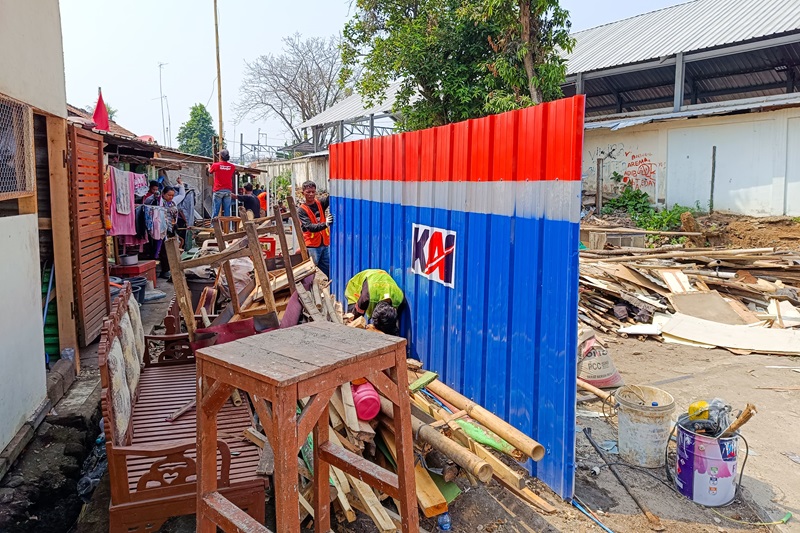 KAI Bongkar Bangunan Liar di Akses ke Depo Rangkasbitung
