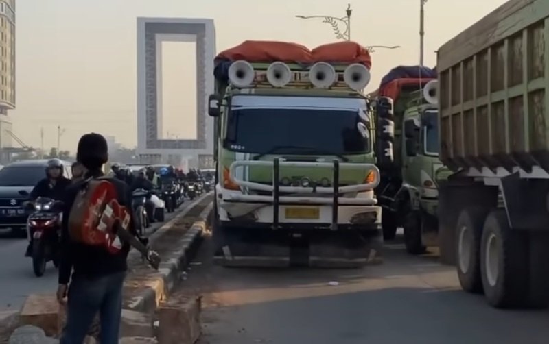 Truk Besar Penuhi Jalanan di Karawang