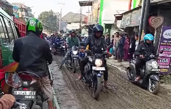 viral pemotor geleng jalanan yang sedang diperbaiki