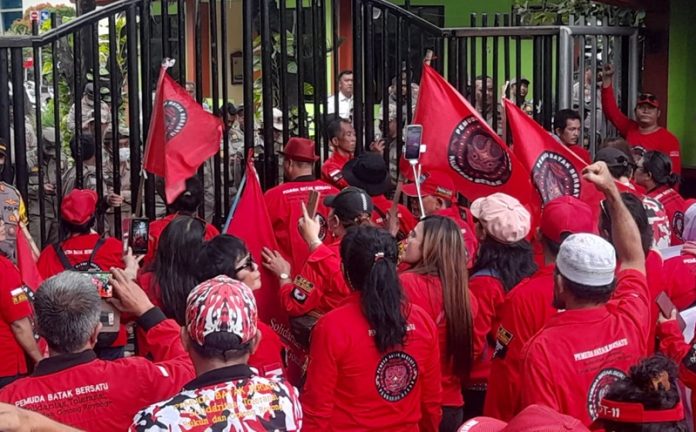 Aksi Pemuda Batak Bersatu di Kantor Walikota Bekasi