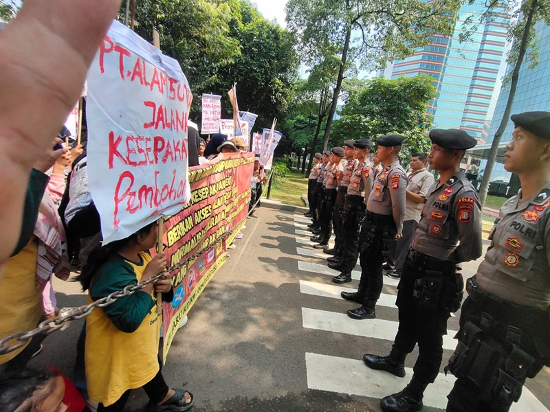Aksi Warga Kampung Baru di Depan Kantor Alam Sutera