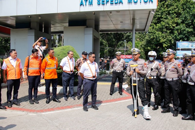 Daop 1 Jakarta dan Polres Jakarta Pusat Imbau Masyarakat di Perlintasan Sebidang KA Sambut HUT KAI dan HUT Lalu Lintas