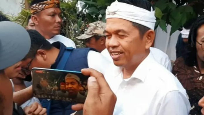 Dedi Mulyadi saat wawancara dengan para awak media