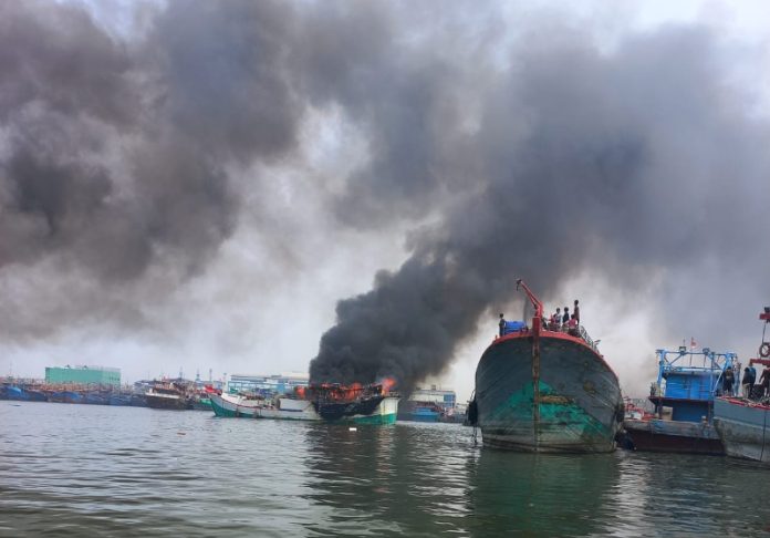 Kapal Terbakar di Dermaga Timur