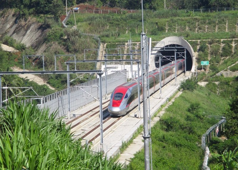 Kereta Whoosh Jakarta - Bandung