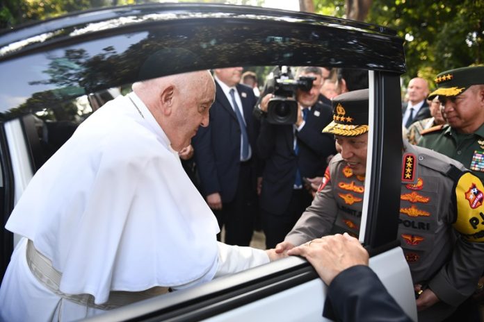 Paus Fransiskus dan Kapolri Listyo Sigit Prabowo