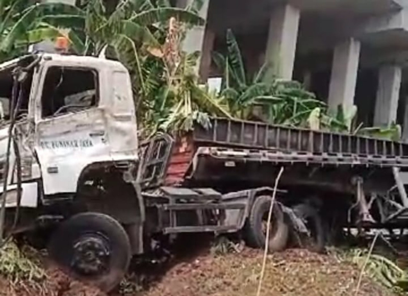 Penampakan Truk yang Terjun dari Jalan Tol