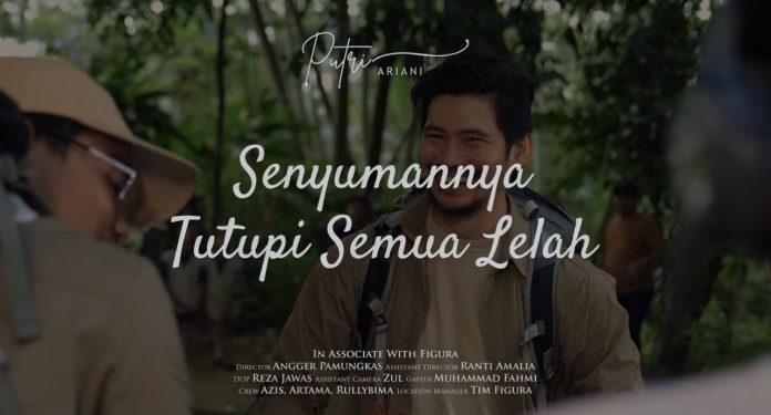 Putri Ariani Senyumannya Tutupi Semua Lelah