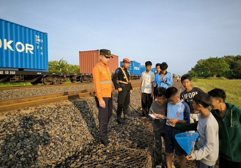 Sosialisasi Larangan Aktivitas Warga di Sekitar Rel Kereta Api