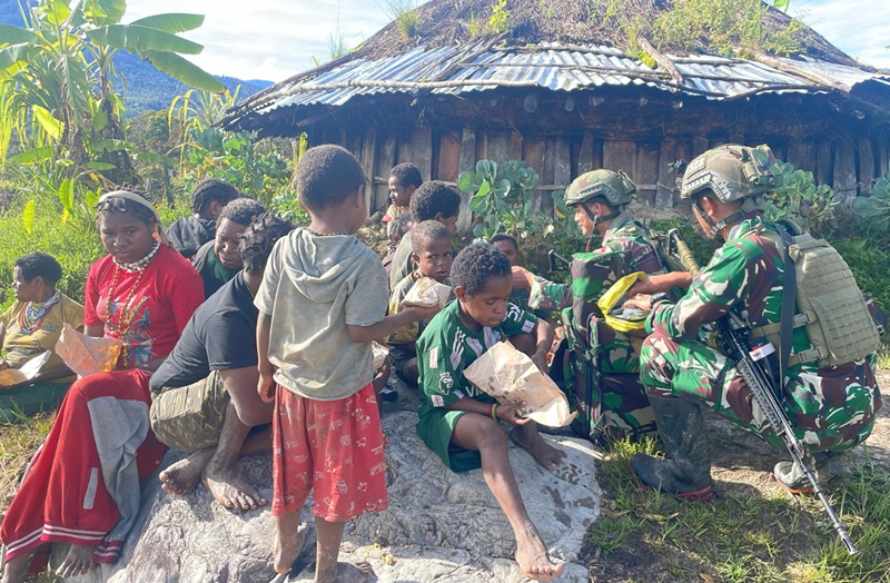TNI berbagi makanan dengan warga Puncak, Papua