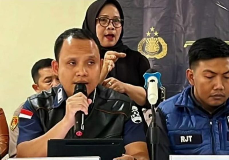Anggota Puslabfor Bareskrim Mabes Polri AKP Helmiady dalam konferensi pers di Markas Polres Metro Bekasi Kota