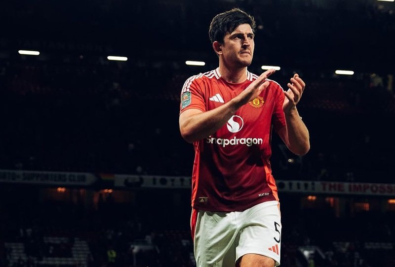Harry Maguire bersama Manchester United