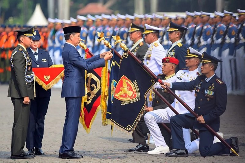 Jokowi anugerahi tanda kehormatan