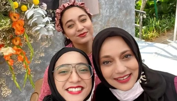 Marissa Haque dan kedua anaknya