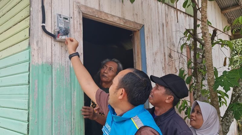 Pemasangan listrik gratis dalam program Light Up The Dream oleh PLN UID Kaltimra di Tanjung Redeb, Berau, Kalimantan Timur