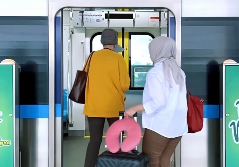 Penumpang MRT LRT