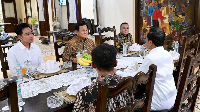 Prabowo Berkunjung ke Rumah Jokowi (7)