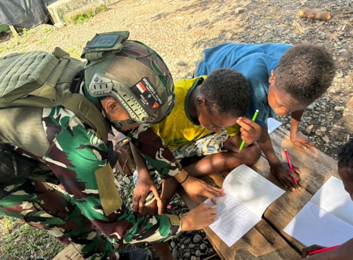 TNI ajari anak di Papua