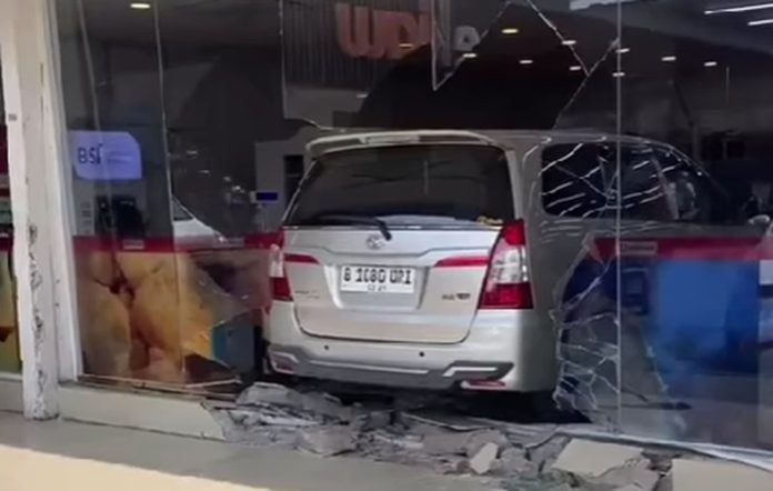 Viral Mobil Tabrak Mini Market di Gandul Depok