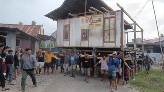 Viral Rumah dipindahkan di Sulawesi.