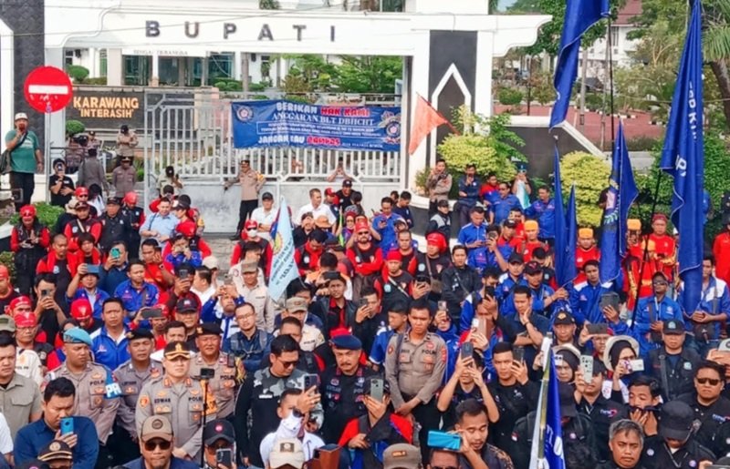 Demonstrasi buruh di Karawang