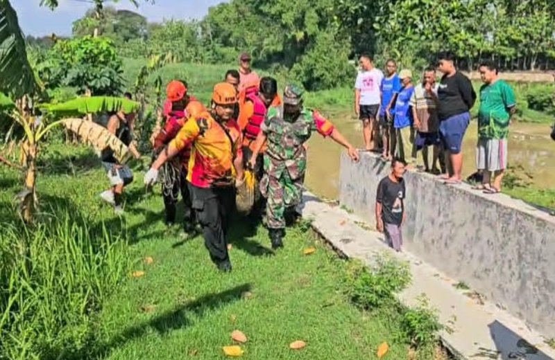 Evakuasi mayat di Madiun Evakuasi mayat di Madiun
