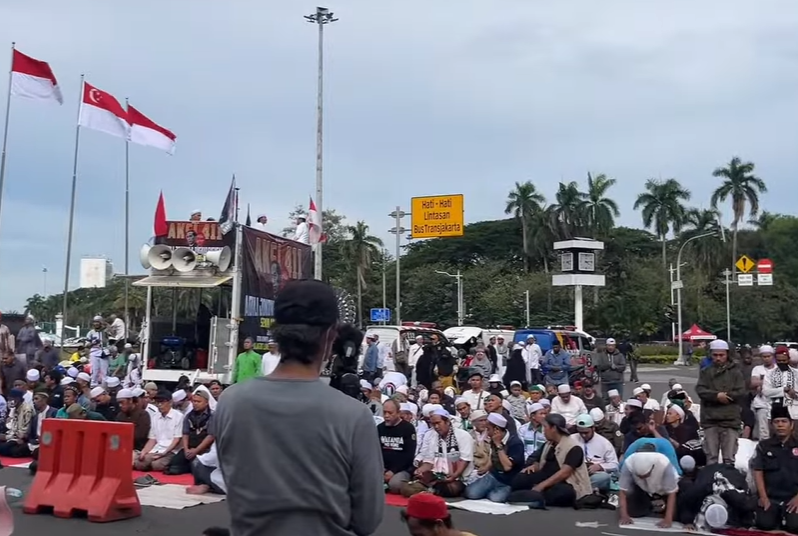 Massa Aksi 411 Salat Berjamaah
