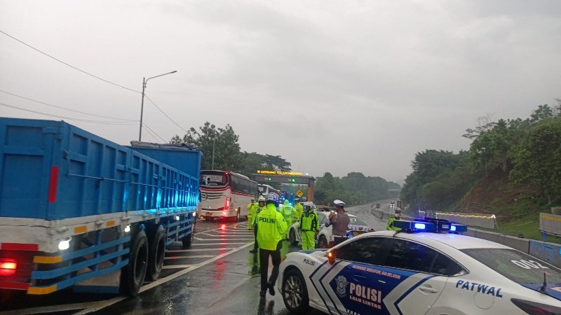 Olah TKP Kecelakaan Beruntun Tol Cipularang