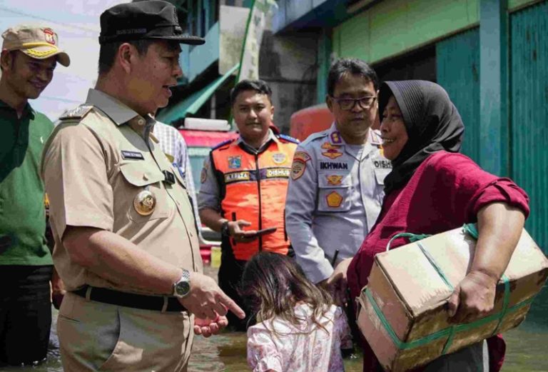 Pj Gubernur Jakarta Tinjau Warga Terdampak Banjir Rob