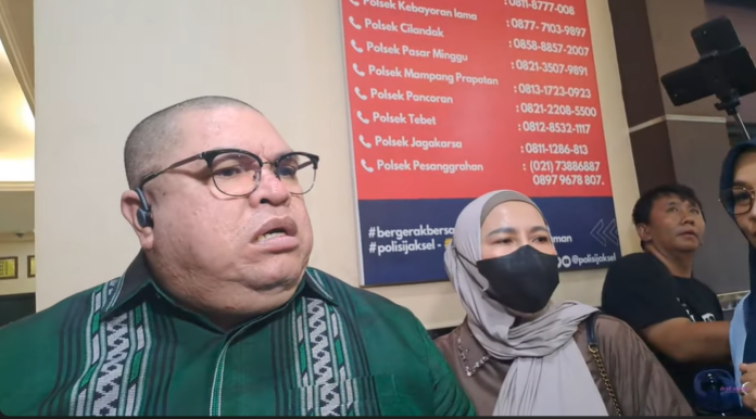 Razman Arif Nasution (Kiri) dan Istri, Nur Elly Heriani Rambe di Polres Metro Jakarta Selatan.